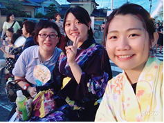 受旅店老闆娘邀請一同前往夏日祭